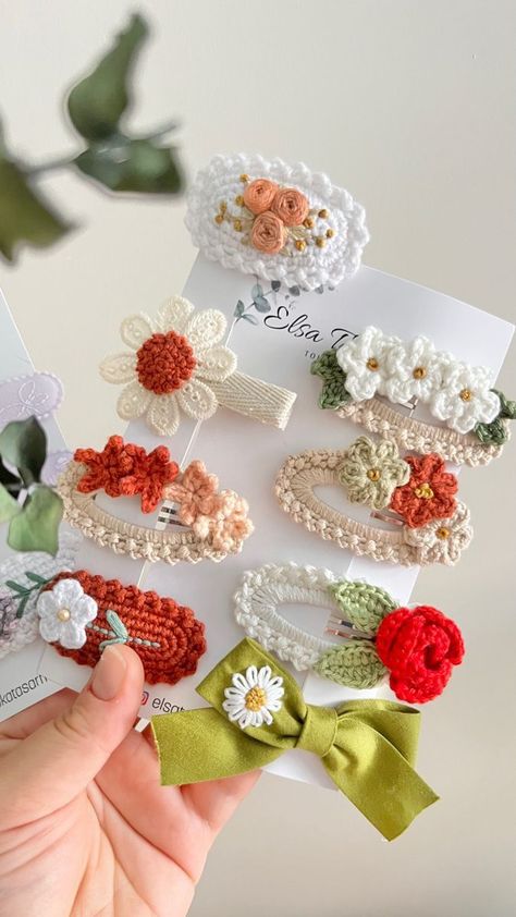 Crochet Ideas Tutorials, Crochet Clips Hair, Diy Crochet Hair Accessories, Crochet Clips, Hair Accessories Crochet, Crochet Hair Clip, Crochet Hair Clips, Crochet Jewelry Patterns, Crochet Cord