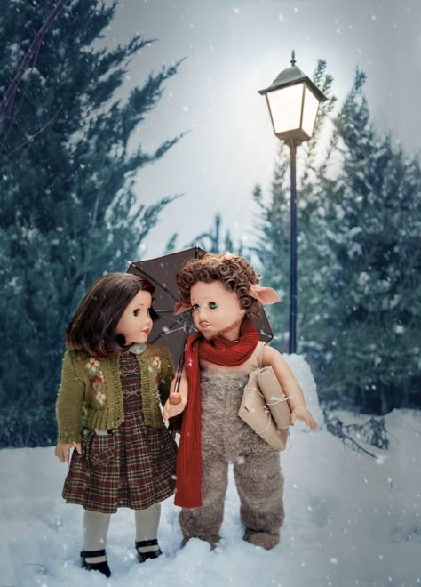 American Girl Dolls Brought to Life in Evocative Photos | PetaPixel Doll Couple, Scenes From Movies, Wendy Darling, Couple Aesthetics, Doll Scenes, America Girl, American Girl Stuff, All American Girl, Talk Nerdy To Me