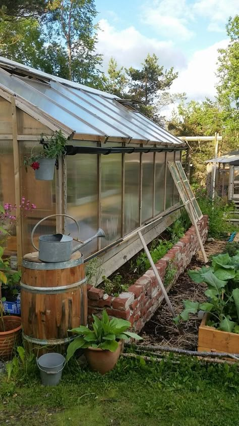 Gardens With Greenhouses, Greenhouse Styling, Cottage Vegetable Garden, Greenhouse Cottage, Garden Design Home, Old World Garden, Garden Nails, Garden Tattoos, Vegetable Patch