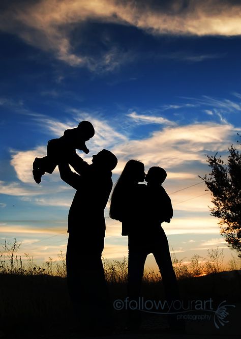 Family Pictures Without Face Showing, Family Shadow Picture, Aesthetic Family Pictures, Family Photo Aesthetic, Family Session Poses, Shadow Picture, Family Silhouette, Family Picture Poses, Shadow Photos