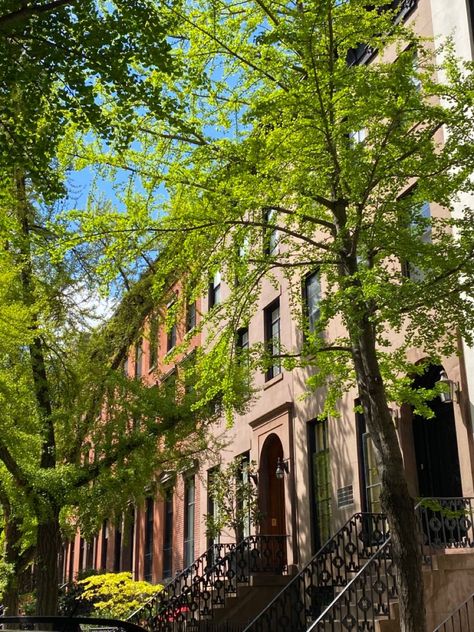 west village in the spring East Village Nyc Aesthetic, West Village Aesthetic, Village Aesthetic, East Village Nyc, West Village Nyc, Nyc Spring, Fashion Pose, Village Park, Nyc Style