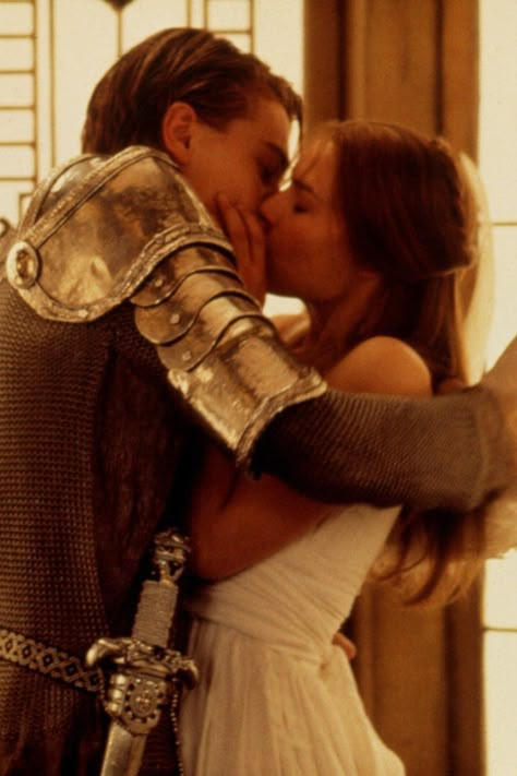 Leonardo Dicaprio Romeo, Romeo Juliet 1996, Romeo Ve Juliet, Movie Kisses, Romeo Und Julia, Claire Danes, Best Love Stories, Steamy Romance, Leo Dicaprio