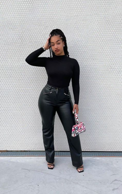 Black Leather Pants Outfit Black Women, Casual Brunch Outfit, Cold Fashion, All Black Fashion, Fall Winter Looks, Business Outfits Women, Black Leather Pants, Wardrobe Tips, Outfits Chic