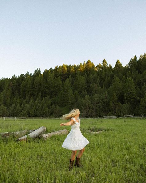 mountain girl 🏔️ Montana Girl Aesthetic, Senior Picture Ideas Mountains, Colorado Cowgirl, Mountain Photoshoot Ideas, Mountain Girl Aesthetic, Mountains Photoshoot, Modern Day Disney, Mountain Photoshoot, Mountain Aesthetic