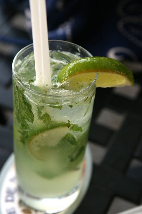 Don't Waste Calories at a Bar: 5 Low-Calorie Cocktails to Order at Happy Hour Resep Mojito, Low Calorie Cocktails Recipes, Mojito Recipe Classic, Mojito Recept, Low Calorie Cocktails, Healthy Cocktails, Mojito Recipe, 200 Calories, Fun Cocktails