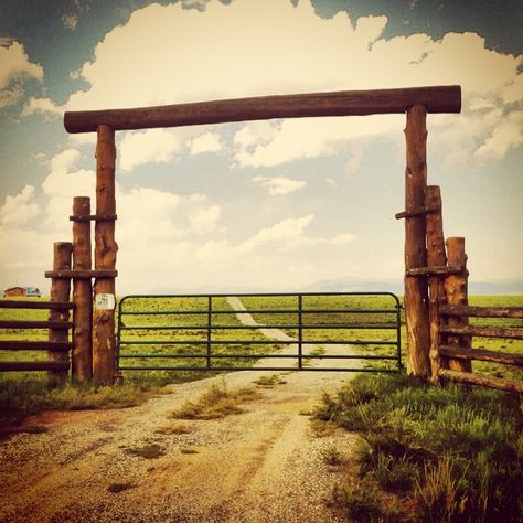 Back road gate Metal Gate Decor Ideas Outdoor, Farm Entrance Ideas, Gate Entrance Landscaping Ideas, Farm Gate Ideas, Farm Entrance Ideas Driveways, Log Gate, Ranch Entry Gates, Ranch Gates Entrance Ideas, Gate Entrance Ideas