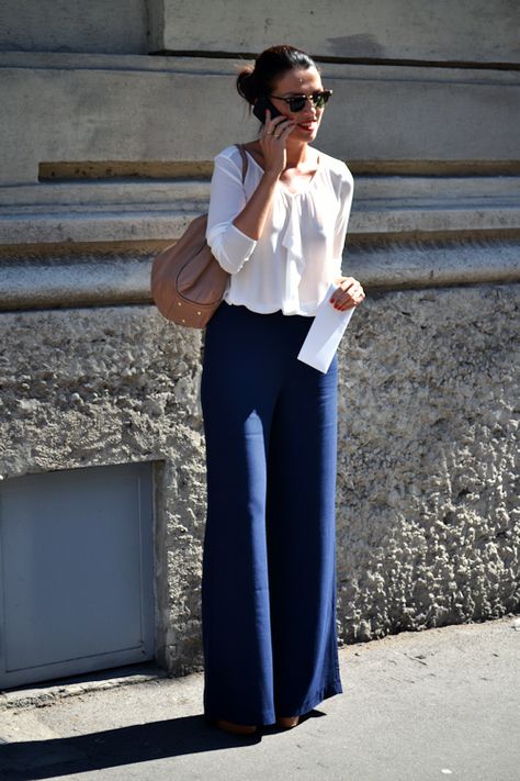 Street Chic! Wide Pants Outfit, Blue Pants Outfit, Wide Leg Pants Outfit, Wide Leg Pants Outfits, Flair Jeans, Elegante Casual, Outfit Jeans, Looks Street Style, Business Outfit