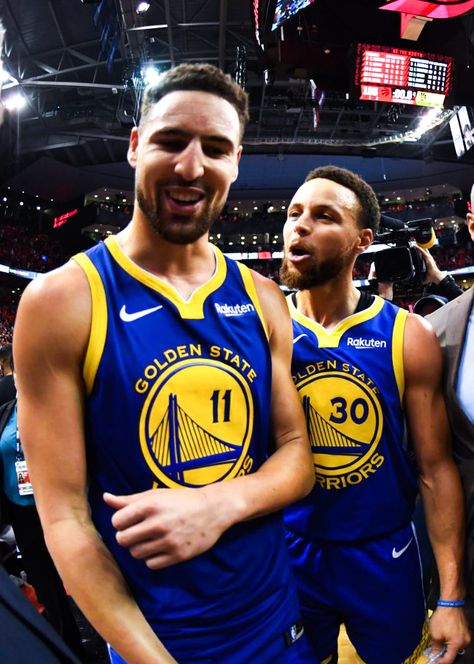 Klay Thompson Wallpaper, Stephen Curry And Klay Thompson, Curry And Klay Thompson, Golden State Warriors Basketball, Curry Nba, Stephen Curry Pictures, Warriors Stephen Curry, Splash Brothers, Cheer Picture Poses