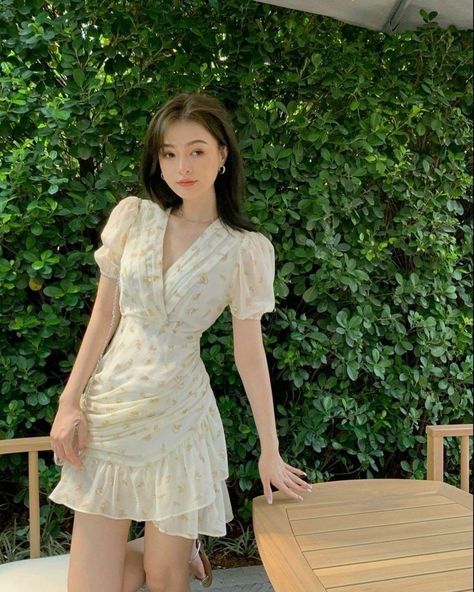 Stylish Short Dresses, Fashion Pics, Floral Dress Casual, Trendy Fashion Tops, Korean Fashion Dress, Fashion Attire, Stylish Clothes For Women, Fashion Mistakes, Teenage Fashion Outfits