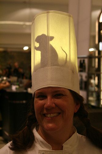 Ratatouille costume Creative Costumes, Fantasias Halloween, Chefs Hat, Disney Costumes, Diy Halloween Costumes, Disney Films, Fete Halloween, Diy Costumes, Costume Halloween