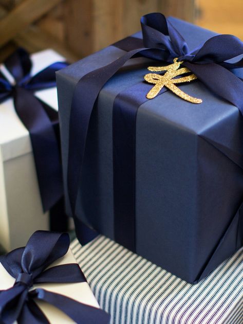 Creative Corporate Gifts, Cute Gift Wrapping Ideas, Navy Christmas, Elegant Gift Wrapping, Blue Christmas Decor, Gift Wrapping Inspiration, Gold Christmas Decorations, Gifts Wrapping Diy, Unique Gift Wrapping