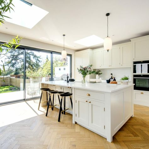 Old House New Home painted shaker kitchen. Painted Shaker Kitchen, Transitional Kitchen Ideas, Kitchen Plan, Kitchen Transitional, Herringbone Wood Floor, Herringbone Wood, London Kitchen, Flat Panel Cabinets, Popular Kitchens