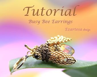 Simple Beaded Necklace, Seed Bead Tutorials, Wrap Bracelet Tutorial, Honey Bee Earrings, Earrings Tutorial, Seed Bead Pattern, Beaded Necklace Patterns, Pendant Tutorial, Seed Bead Tutorial