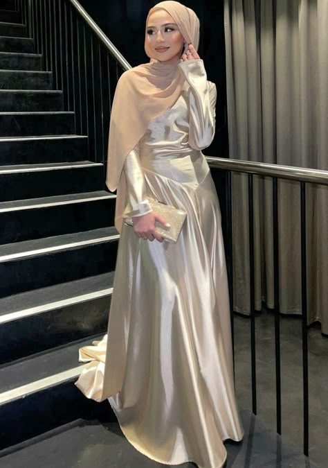 Ig: danazakoulouta Graduation Dress Hijab, Beige Hijab, Silk Abaya, Muslim Prom Dress, Hijabi Gowns, Hijab Prom Dress, Hijabi Dresses, Farewell Dresses, Outfits Muslim