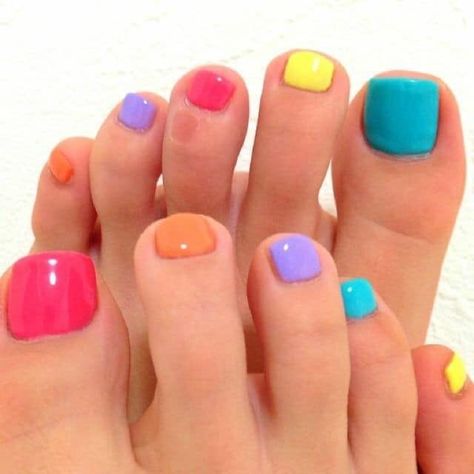 Rainbow Toes Nails, Rainbow Pedicure Ideas, Multicolor Pedicure, Rainbow Gel Nails Short, Rainbow Toe Nail Designs, Rainbow Pedicure Toenails, Fun Summer Toe Nails, Gel Pedicure Colors, Rainbow Toenails