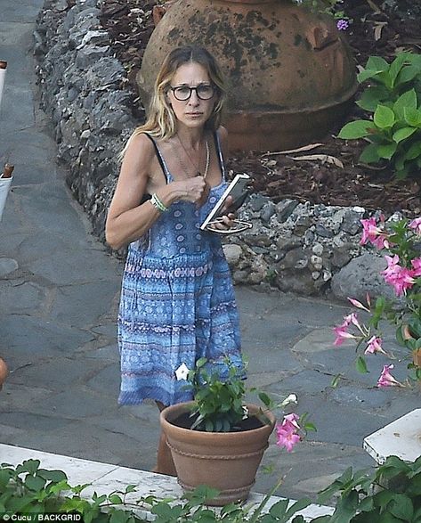 Cute: Sarah went makeup-free for the afternoon and donned her favorite reading glasses to ... Sarah Jessica Parker Glasses, Sarah Jessica Parker Street Style, Sara Jessica Parker, Summer Tanning, Sarah Jessica Parker, Aging Gracefully, Free Makeup, Carrie Bradshaw, Black Swimsuit