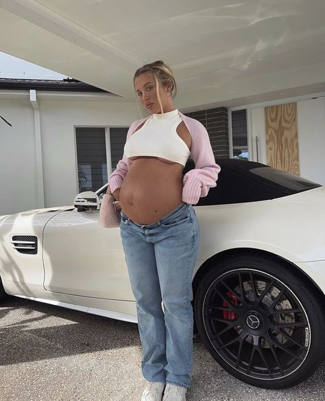 Barbie Beach House, Pregnant Belly Huge, Jeans And Crop Top Outfit, House Barbie, Summer Pregnancy Outfits, Barbie Beach, Cute Pregnancy Pictures, Tammy Hembrow, Belly Photos