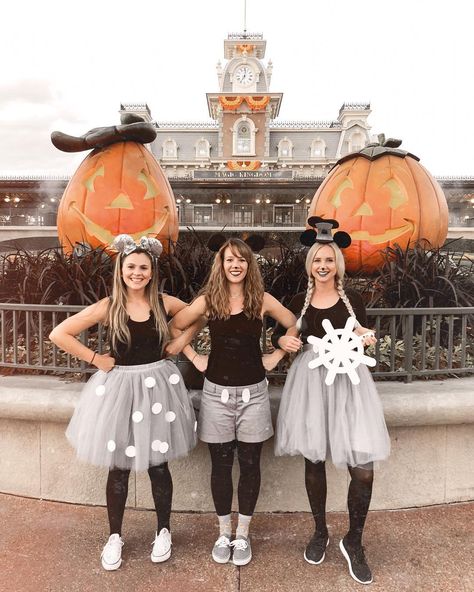 Think Outside the Princess Box With These Creative Disney Costumes Disney Halloween Parties, Trio Costumes, Costume Disney, Fantasia Disney, Costumes Diy, Diy Kostüm, Black Halloween Dress, Disney Halloween Costumes, Scary Halloween Costumes