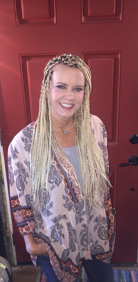 White girl with box braids Braids For Older White Women, White Women With Braids, White Woman With Box Braids, White People Braids, Box Braids For White Women, White Girl With Box Braids, Box Braids On White Women, White People With Box Braids, Braids White Women