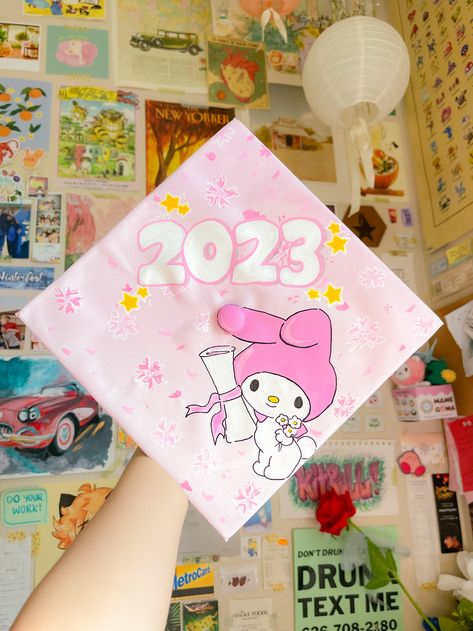 Pompompurin Graduation Cap, My Melody Graduation, Pretty Grad Cap Ideas, My Melody Graduation Cap, Graduation Cap Designs Easy, Graduation Cap Designs Pink, Sanrio Graduation Cap, Sanrio Graduation, College Senior Year