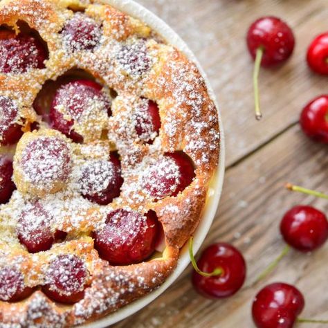 Clafoutis aux cerises congelées Health Benefits Of Cherries, Cherry Clafoutis, Cheap Easy Meals, Fruit Benefits, Slow Cooker Chili, Appetizer Bites, Sweet Pie, Köstliche Desserts, Canned Food