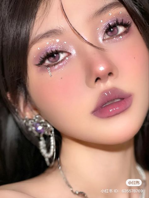 Outgoing Makeup Looks, Lavender Makeup Aesthetic, Asian Rave Makeup, Purple Makeup For Prom, Makeup Looks For Asian Women, Sparkly Douyin Makeup, Makeup Looks For Purple Dress Wedding, 2023 Make Up Trends, Magical Makeup Looks