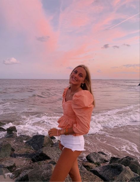 Preppy Poses One Person, Poses One Person, Preppy Poses, Casual Beach Outfit, Bright Aesthetic, Ig Photos, Evolution Of Fashion, Solo Pics, Weekly Outfits