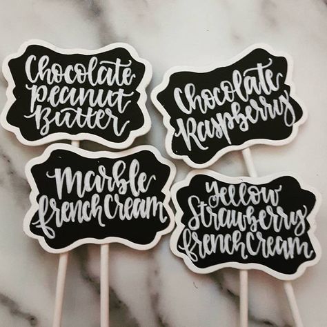 Dessert Signs || Cupcake Flavors || Modern Calligraphy || Handlettering || Chalkboard || SpencesArt Cupcake Signs For Wedding, Wedding Cupcake Sign Ideas, Dessert Chalkboard Sign, Cake Flavor Signs Wedding, Cupcake Wedding Sign, Bake Sale Sign, Cupcake Signs, Bake Sale Packaging, Wedding Cake Flavors