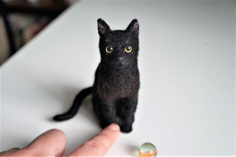 A needle felted black cat by #JanetsNeedleFelting #petlossgift #crafts #catlovers #arts #needlefelting #needlefeltedcat #blackcat Felted Black Cat, Needle Felt Black Cat, Chopsticks Stand, Needle Felted Halloween, Needle Felting Tutorial, Felt Toys Patterns, Needle Felted Cat, Needle Felting Diy, Wool Cat