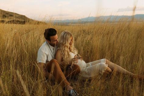 Pregnancy Announcement Photoshoot, Maternity Photography Poses Outdoors, Outdoor Maternity Photos, Maternity Photography Poses Couple, Maternity Photography Poses Pregnancy Pics, Maternity Photography Outdoors, Maternity Photoshoot Outfits, Couple Pregnancy Photoshoot, Maternity Photography Couples