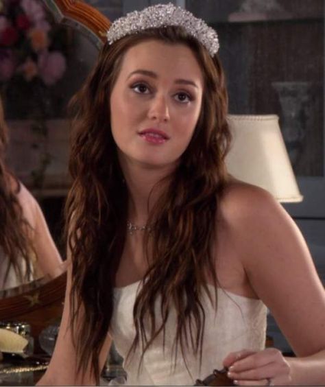 Blair Waldorf"s hairstyle. Blair Waldorf Wedding, Blair E Serena, Blair Waldorf Hair, Chuck E Blair, Estilo Blair Waldorf, Blair Waldorf Aesthetic, Blair And Serena, Blair Waldorf Style, Stile Blair Waldorf