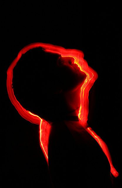 Different Lighting Photography, Light Painting Portrait, Red Light Painting, Light Painting Photography Ideas, Body Temperature Painting, Light Painting Ideas, Body On Fire, Uv Photography, Power Photography