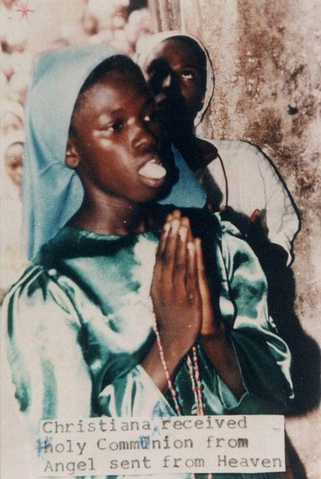 Visions of Jesus Christ.com - Eucharistic Miracle of Aokpe, Nigeria - Photo is Christiana Agbo on August 4th, 1994 receiving Holy Communion on her tongue from an angel sent from Heaven. Eucharistic Miracle, Miracle Stories, Catholic Beliefs, Religious Photos, Godly Life, Mary Statue, Christian Artwork, Divine Mother, Eucharist