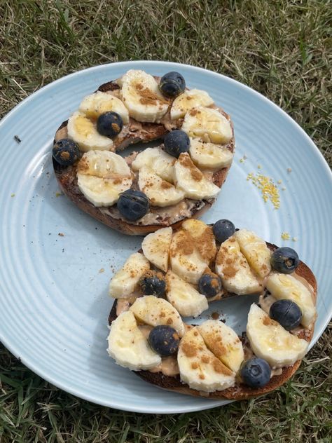 Toasted blueberry bagel with almond butter, banana, blueberries, honey and cinnamon Blueberry Bagel Toppings, Blueberry Bagel Breakfast, Blueberry Breakfast Ideas, Preppy Recipes, Small Breakfast Ideas, Bagel Lunch, Healthy Bagels, Healthy Bagel, Cinnamon Recipe