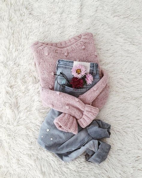 Flat Lay Photography Fashion, Foto Tips, Flat Lay Photography, Foto Poses, Alpaca Sweater, Clothing Photography, Casual Winter Outfits, Fall Winter Outfits, Pink Sweater