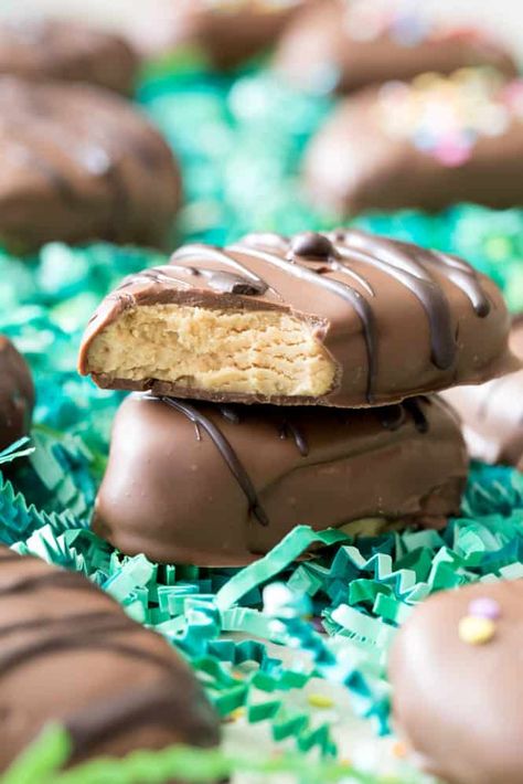 These Homemade Peanut Butter Eggs made our list of the BEST Easter Desserts! #easter #easterdesserts Reeses Eggs, Homemade Reeses, Reese Eggs, Dessert Easter, Brunch Easter, Cake Easter, Peanut Butter Eggs, Dessert Easy, Recipes Appetizers