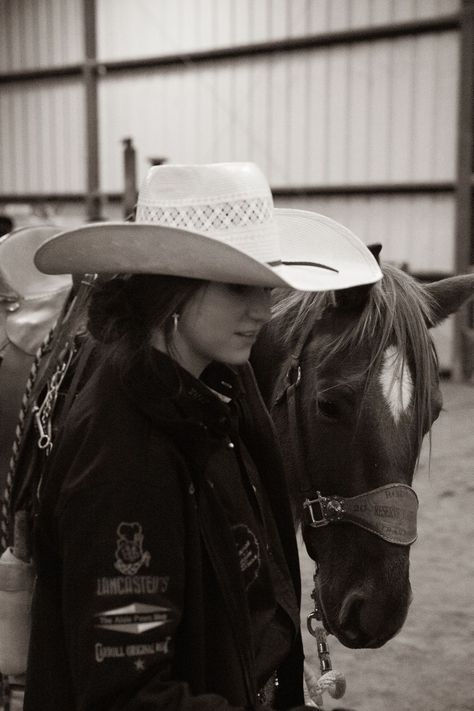 Cowboy Photography, Foto Cowgirl, Western Photoshoot, Rodeo Time, Rodeo Girls, Country Girl Life, Western Photography, Barrel Racing Horses, Rodeo Horses