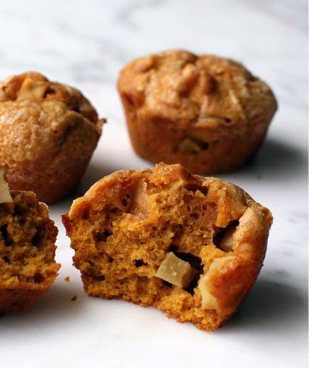 Pumpkin Muffins With Chopped Apple or Pear Halloween Dessert Ideas, Best Pumpkin Muffins, Halloween Party Desserts, Halloween Food Ideas, Oxtail Recipes, Pumpkin Muffin Recipes, Sweet Breakfast Treats, Chocolate Covered Peanuts, Halloween Dessert