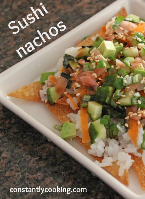 Sushi Nachos, Wonton Crisps, Sashimi Recipe, Kinds Of Sushi, Yummy Sushi, Asian Inspired Dishes, California Roll, Cucumber Recipes, Crab Recipes