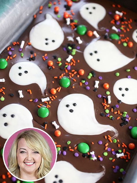 Boo Bark, Pasteles Halloween, Spooky Diy, Diy Halloween Treats, Hallowen Ideas, Halloween Food Treats, Cute Diy Projects, Halloween Baking, Halloween Chocolate