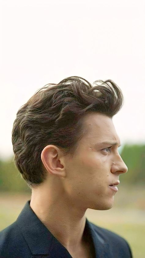 Brush Back Hairstyles Men, Tom Holland Hairstyle, Messy Slick Back Hair Men, Old Money Hairstyles Men, British Hairstyle, Tom Holland Hair, Tom Holland Haircut, Tom Holland Wallpaper, Tommy Holland