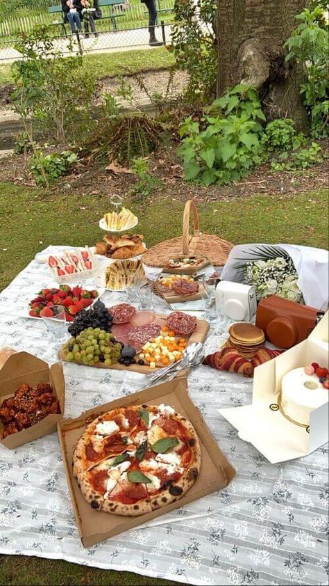 picnic party ideas backyard outdoor City Picnic Aesthetic, Summer Picnic Party Ideas, Picnic Aesthetic Vintage, Picnic Aesthetic For Two, Aesthetic Picnic Recipes, Table Picnic Aesthetic, Japanese Picnic Aesthetic, Pic Nic Aesthetic Friends, Ideas De Picnic Aesthetic