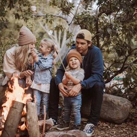 Family Christmas Picture Outfits, Family Christmas Pictures Outdoor, Family Christmas Photo Ideas, Family Camping Photography, Camping Photoshoot, Christmas Photo Ideas, Camping Pics, Camping Photo, Camping With A Baby