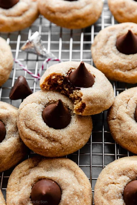 Peanut Butter Hershey Kiss Cookies, Peanut Blossom Cookies, Xmas Cookies Recipes, Kiss Cookie Recipe, Peanut Butter Kiss Cookies, Butter Blossoms, Christmas Cookie Recipes Holiday, Peanut Butter Blossom Cookies, Blossom Cookies