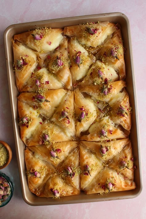 Egyptian Desserts, Egyptian Recipes, Mediterranean Desserts, Middle Eastern Sweets, Aesthetic Baking, Appetizer Table, Armenian Food, Autumn Baking, Arabic Dessert