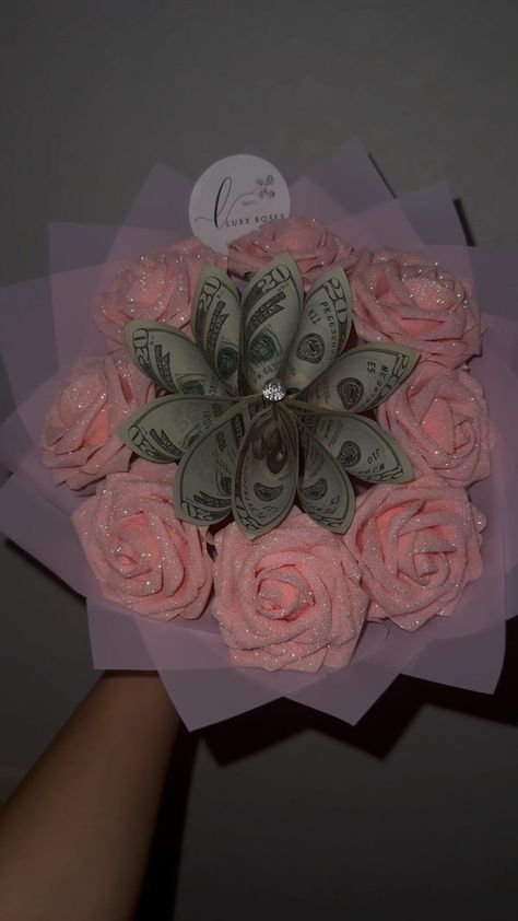 Pretty Floral Arrangements, Glitter Money Roses, Money And Flower Bouquet, Make Up Bouquet Gift Ideas, Glitter Flower Bouquet, Birthday Money Bouquet Ideas, Gift Business Ideas, Money Birthday Gift Ideas, Flowers With Money