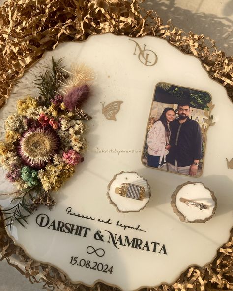 “✨ A Keepsake That Transcends Time ✨ This exquisite customized ring tray is a perfect blend of beauty and functionality. 💍 Handcrafted with resin, real dried flowers, and elegant personalized elements, it’s designed to hold your precious rings in style during life’s most special moments. What makes it even more magical? 🖼️ Once its role as a ring tray is complete, it transforms into a stunning decorative frame, preserving your cherished memories forever. 🎁 Ideal for engagements, weddings, ... Ring Tray, Precious Rings, Decorative Frame, Frame Decor, Cherished Memories, Special Moments, Custom Rings, Dried Flowers, Tray