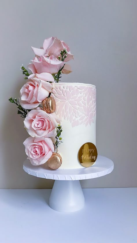 Elegant Cakes For Ladies, Bday Cakes For Women Beautiful, Ladies Birthday Cake Ideas Elegant, Cake Design For Older Women, Elegant Cakes Birthday For Women, Elegant Birthday Cakes For Ladies, Cake Designs For Women, 50 Birthday Cake For Women Elegant, Modern Birthday Cakes For Women Pink