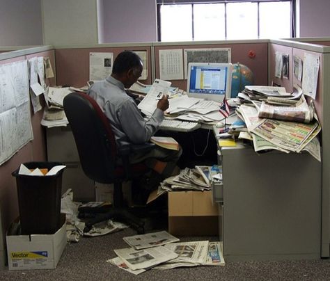 How To Be More Organized, Professional Organization, Messy Desk, 13th Floor, Office Culture, Old Office, Office Job, Clean Office, Work Environment