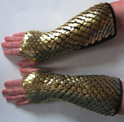 10 clever crafts using plastic spoons - Dragon scale gauntlets Dragon Scale Armor, Scale Mail, Spoon Crafts, Inexpensive Crafts, Dragon Costume, Hallowen Costume, Plastic Spoons, Dragon Scale, Clever Crafts